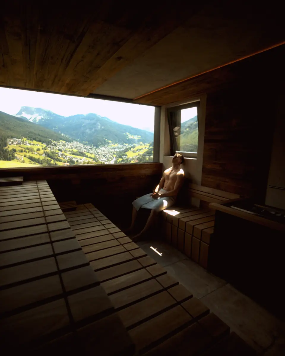 Ivan Romano in sauna